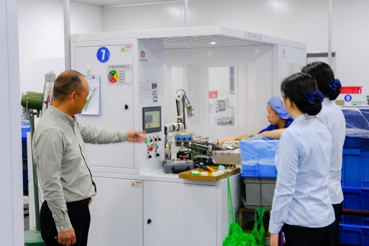 江苏华腾个人护理用品负责人向客户经理介绍产品